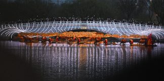 Cina: Pechino, uno spettacolo folkloristico sul fiume illumina la notte (3)