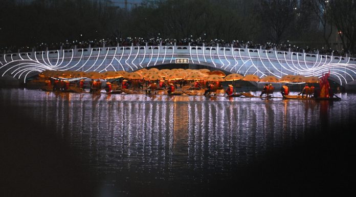 Cina: Pechino, uno spettacolo folkloristico sul fiume illumina la notte (3)