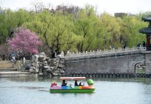 Cina: turisti al Longtan Park di Pechino per le prime giornate di primavera (1)