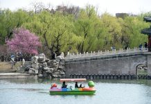Cina: turisti al Longtan Park di Pechino per le prime giornate di primavera (1)