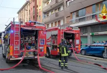 Milano, incendio in una palazzina in via Luigi Menabrea: evacuati i condomini, nessun ferito