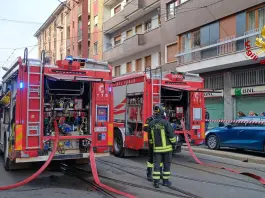 Milano, incendio in una palazzina in via Luigi Menabrea: evacuati i condomini, nessun ferito / Video