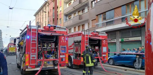 Milano, incendio in una palazzina in via Luigi Menabrea: evacuati i condomini, nessun ferito / Video