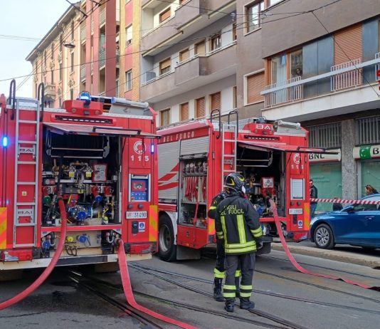 Milano, incendio in una palazzina in via Luigi Menabrea: evacuati i condomini, nessun ferito