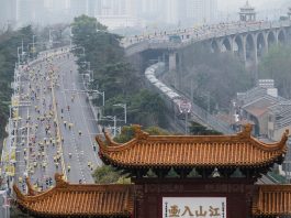 Cina: Hubei, le foto della maratona di Wuhan (1)