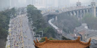Cina: Hubei, le foto della maratona di Wuhan (1)