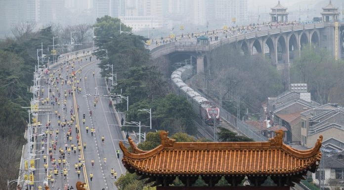 Cina: Hubei, le foto della maratona di Wuhan (1)
