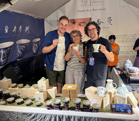 Cina: Guizhou, sfilata “Village T” celebra costumi etnici Miao e Dong (1)