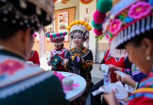 Cina: deputata dell’NPC modernizza antiche tecniche di ricamo Yi (1)