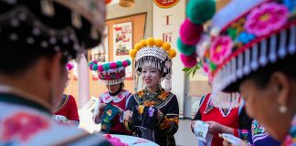 Cina: deputata dell’NPC modernizza antiche tecniche di ricamo Yi (1)