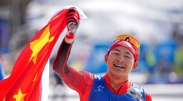 Cai e Wang portabandiera della Cina alla cerimonia di chiusura dei Giochi Paralimpici