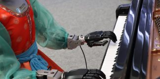 Cina: robot umanoidi protagonisti al Zhongguancun Forum 2026 (1)