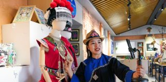 Cina: deputata dell’NPC modernizza antiche tecniche di ricamo Yi (2)