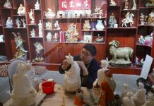 Cina: Jingdezhen, tradizione di sculture in porcellana conquista il web (1)