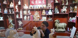 Cina: Jingdezhen, tradizione di sculture in porcellana conquista il web (1)