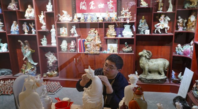 Cina: Jingdezhen, tradizione di sculture in porcellana conquista il web (1)