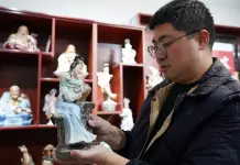 Cina: Jingdezhen, tradizione di sculture in porcellana conquista il web (2)
