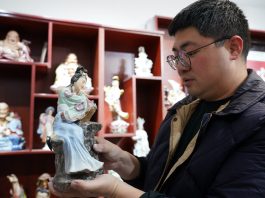 Cina: Jingdezhen, tradizione di sculture in porcellana conquista il web (2)