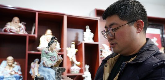 Cina: Jingdezhen, tradizione di sculture in porcellana conquista il web (2)