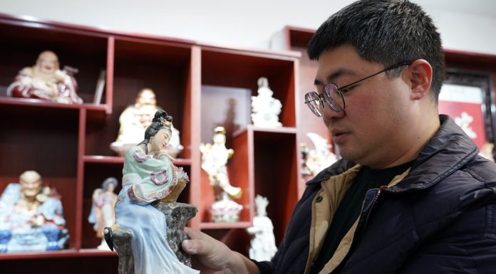 Cina: Jingdezhen, tradizione di sculture in porcellana conquista il web (2)