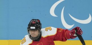 Cina: l’hockey su ghiaccio paralimpico amplia gli orizzonti di vita di Qiu Dianpeng