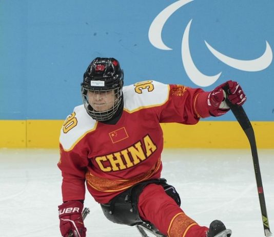 Cina: l’hockey su ghiaccio paralimpico amplia gli orizzonti di vita di Qiu Dianpeng