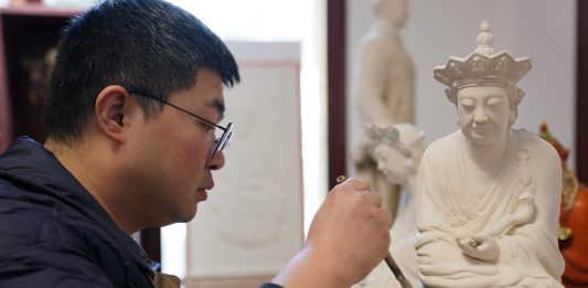 Cina: Jingdezhen, tradizione di sculture in porcellana conquista il web (3)
