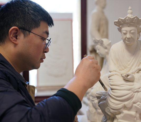 Cina: Jingdezhen, tradizione di sculture in porcellana conquista il web (3)