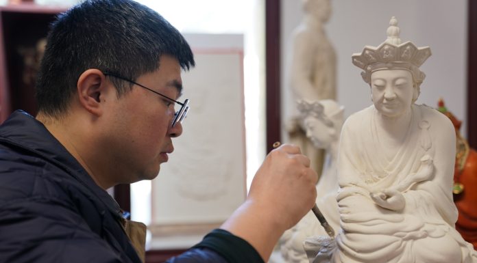 Cina: Jingdezhen, tradizione di sculture in porcellana conquista il web (3)