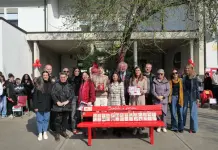 Marzo donna, inaugurata la “panchina rossa” dell’istituto comprensivo “Alpi-Gramsci” di Favaro
