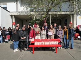 Marzo donna, inaugurata la “panchina rossa” dell’istituto comprensivo “Alpi-Gramsci” di Favaro