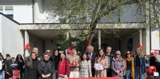 Marzo donna, inaugurata la “panchina rossa” dell’istituto comprensivo “Alpi-Gramsci” di Favaro