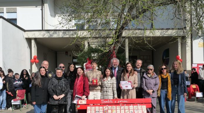 Marzo donna, inaugurata la “panchina rossa” dell’istituto comprensivo “Alpi-Gramsci” di Favaro