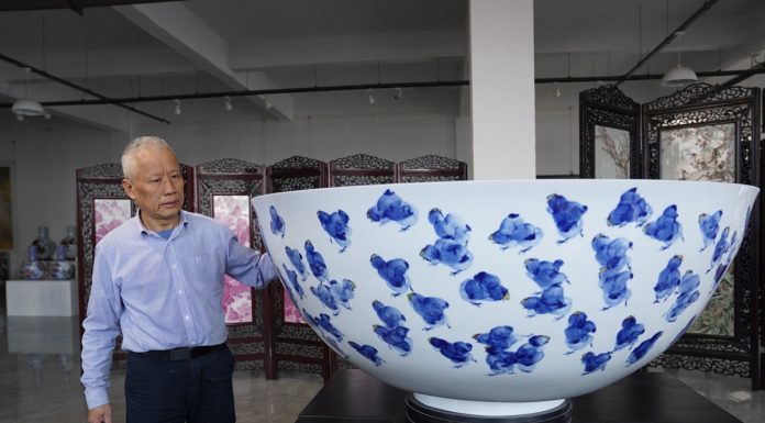 Cina: Lu Jiande erede della porcellana a guscio d’uovo di Jingdezhen (1)