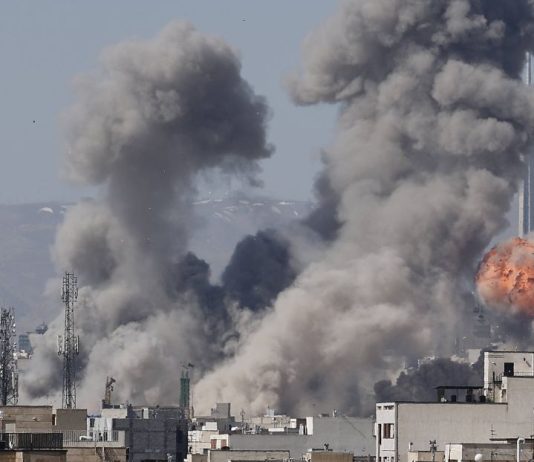 Nuovi attacchi incrociati tra Iran e Israele. Teheran minaccia la chiusura dello Stretto di Hormuz “anche per molti anni”