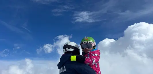 Bloccata sulla neve insieme ai genitori sull’Etna, bimba di 9 aiutata dai poliziotti
