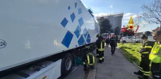 Incidente mortale a Milano, tir investe un pedone in piazza Ovidio