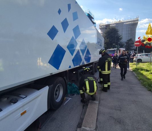 Incidente mortale a Milano, tir investe un pedone in piazza Ovidio