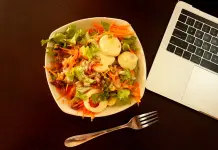 Tradizione e modernità in cucina: come cambiano le abitudini alimentari insalata scrivania notebook