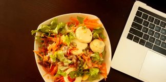 Tradizione e modernità in cucina: come cambiano le abitudini alimentari insalata scrivania notebook