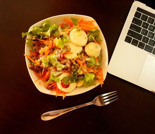 Tradizione e modernità in cucina: come cambiano le abitudini alimentari insalata scrivania notebook