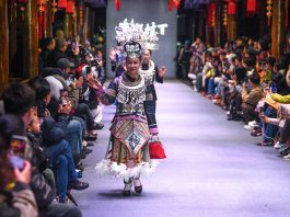 Cina: Jingdezhen, artista spagnolo fonde arte ceramica cinese e spagnola (1)