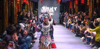 Cina: Guizhou, sfilata “Village T” celebra costumi etnici Miao e Dong (1)