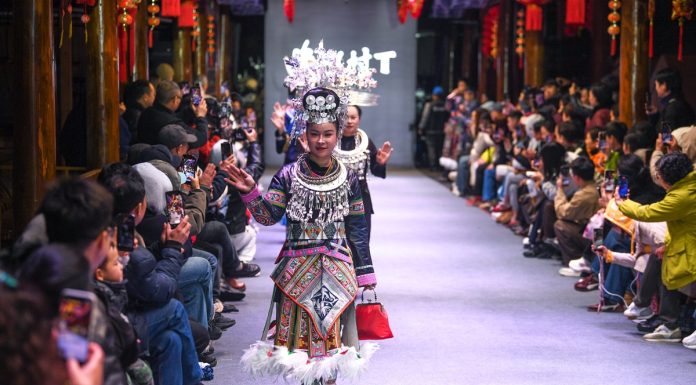 Cina: Guizhou, sfilata “Village T” celebra costumi etnici Miao e Dong (1)