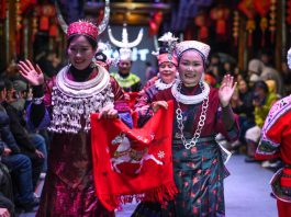 Cina: Jingdezhen, artista spagnolo fonde arte ceramica cinese e spagnola (2)