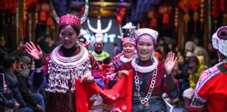 Cina: Guizhou, sfilata “Village T” celebra costumi etnici Miao e Dong (2)