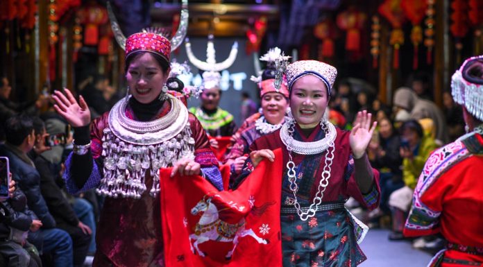 Cina: Guizhou, sfilata “Village T” celebra costumi etnici Miao e Dong (2)