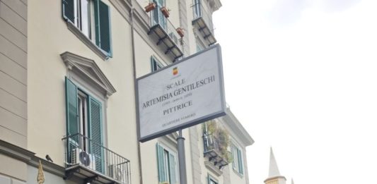 Napoli celebra Artemisia Gentileschi, intitolate alla pittrice le scale del Vomero