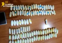 Trovato in possesso di 123 ovuli con cocaina ed eroina alla Stazione Centrale di Napoli, un arresto