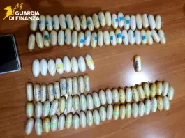 Trovato in possesso di 123 ovuli con cocaina ed eroina alla Stazione Centrale di Napoli, un arresto